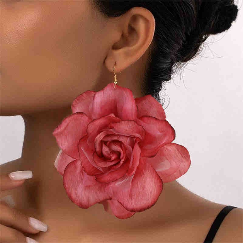 Fluffy flower earring - Image 3
